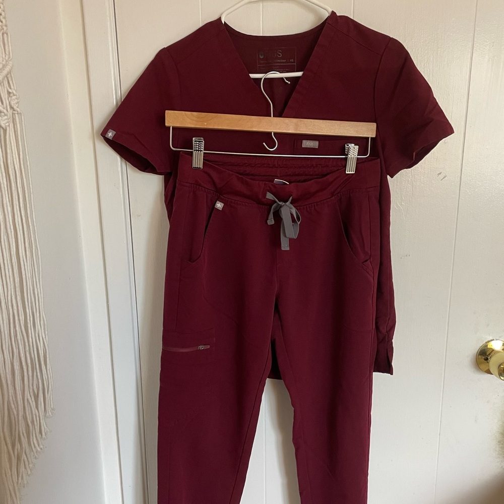 Figs scrub set -burgundy